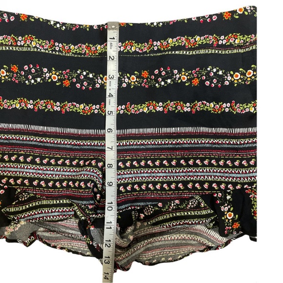Loft floral shorts. These shorts have a ruffled hem. Size 6.  NWT - Picture 4 of 6